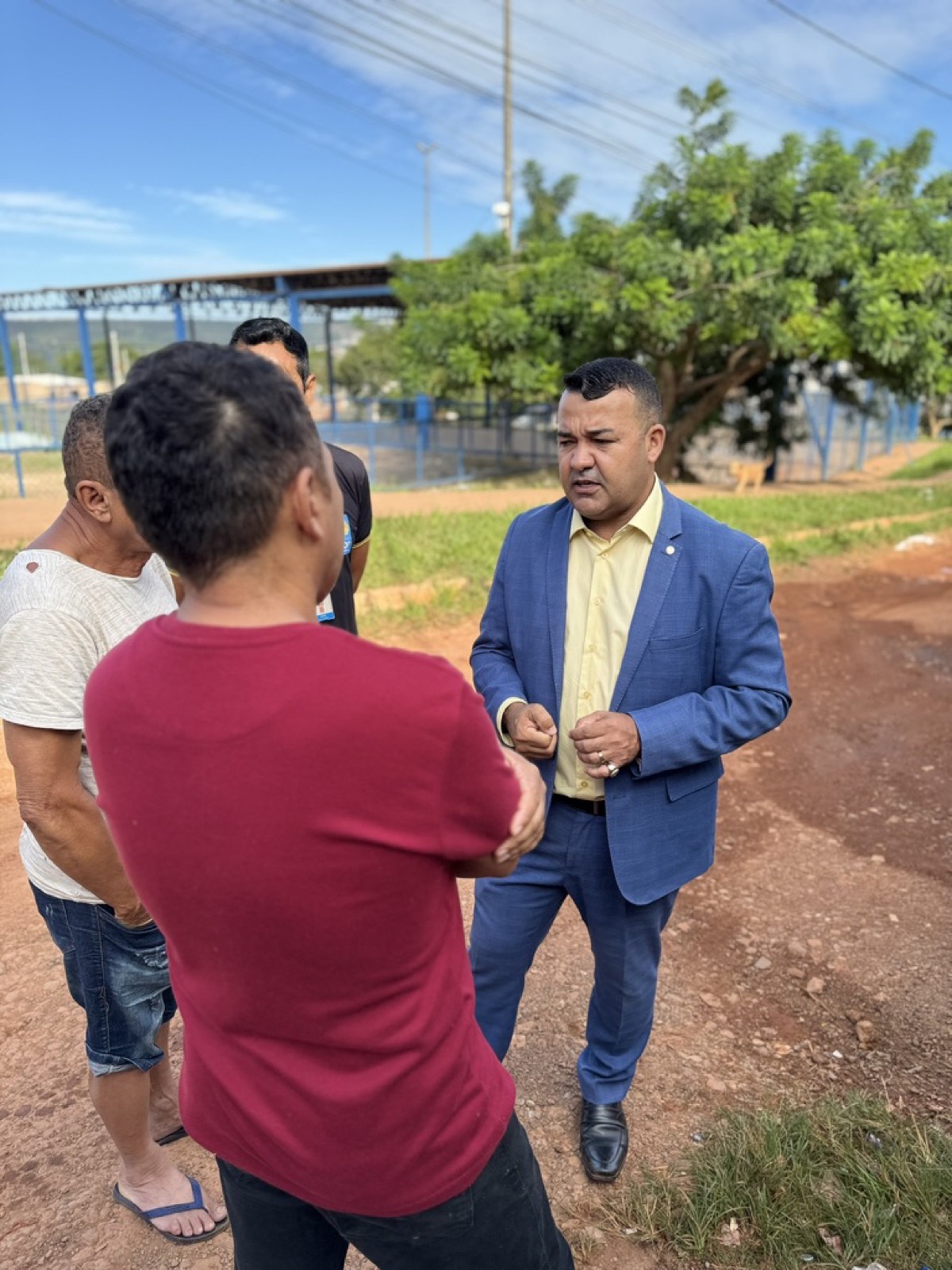 Rogério Morro da Cruz em diálogo com moradores