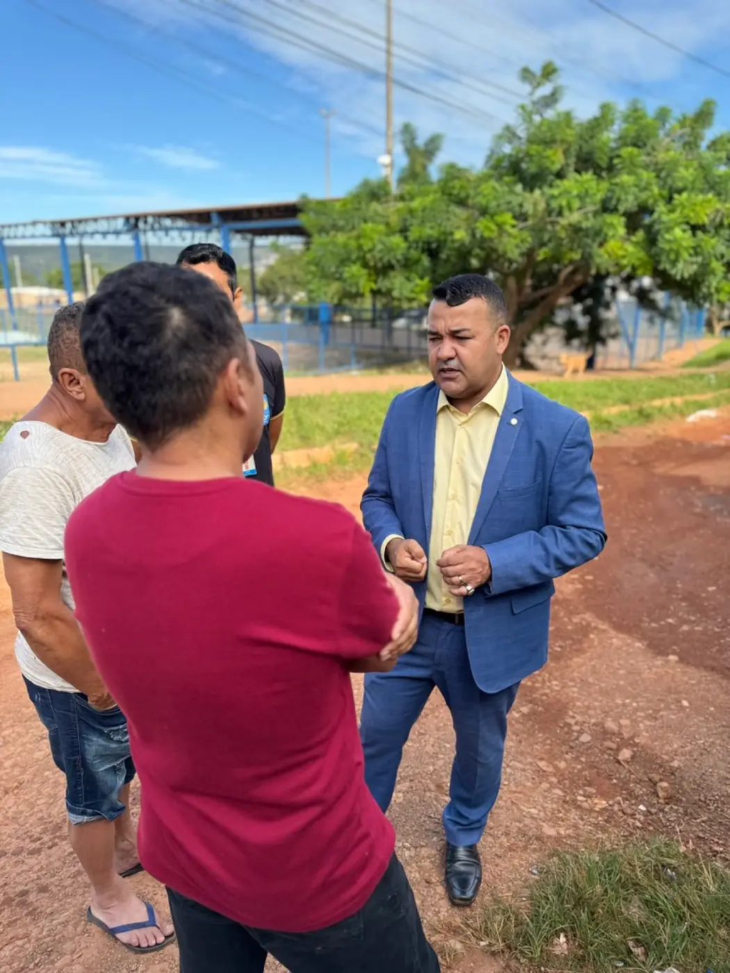 Rogério Morro da Cruz conversando com moradores na rua