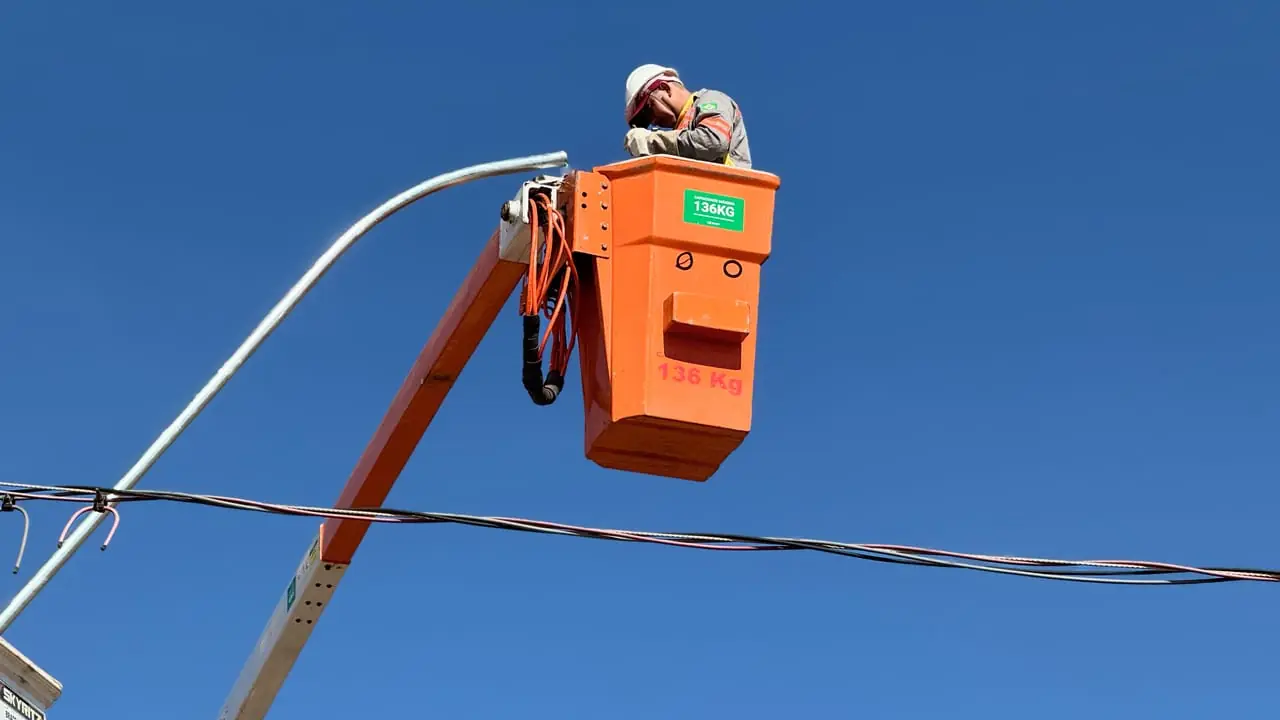 Equipe trabalhando na rede de energia elétrica