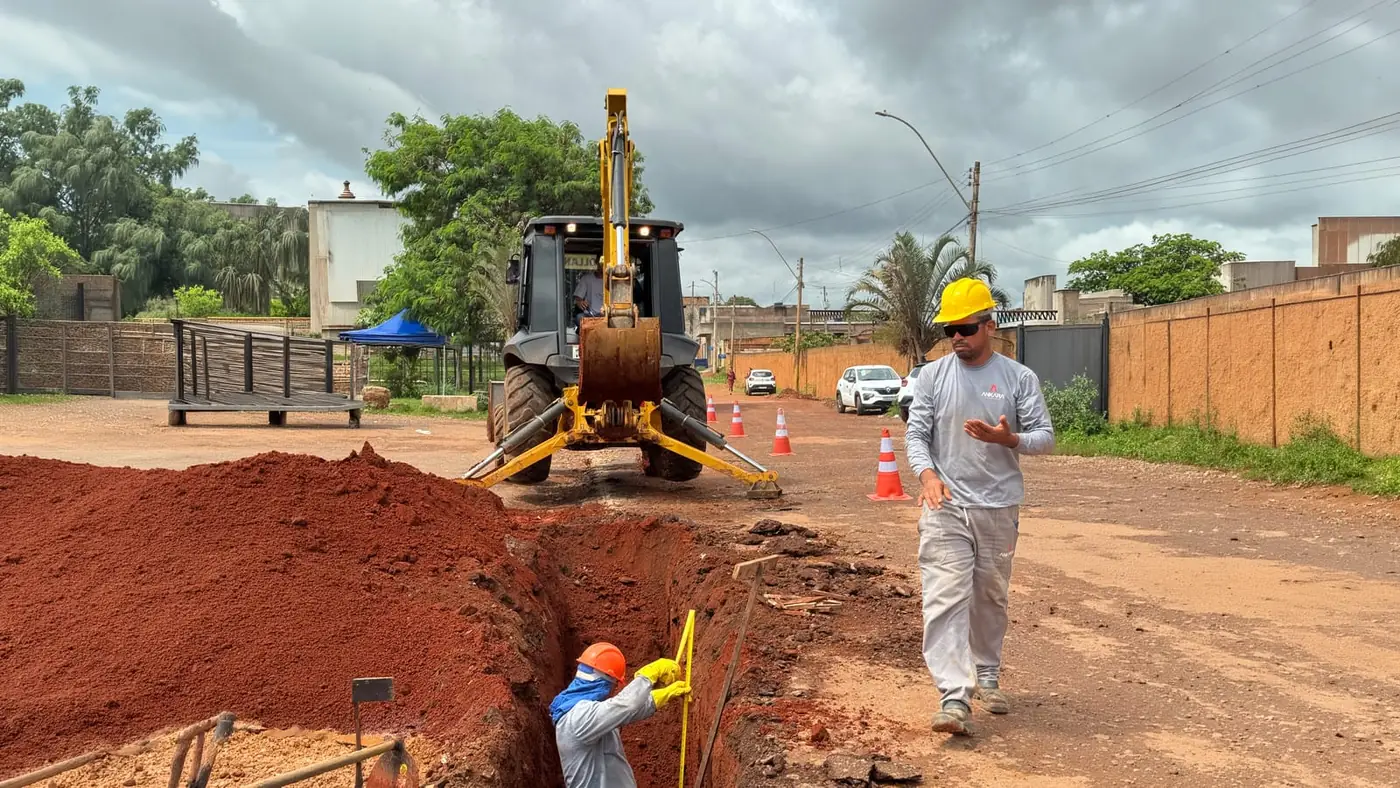 Obra de rede de esgoto no Residencial Vitória