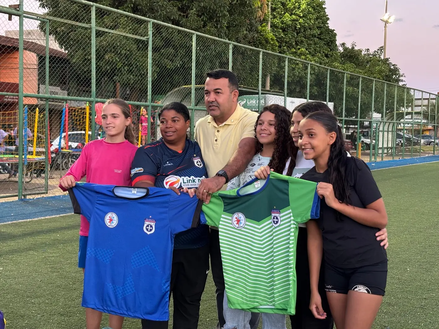 Entrega de uniformes para o esporte amador