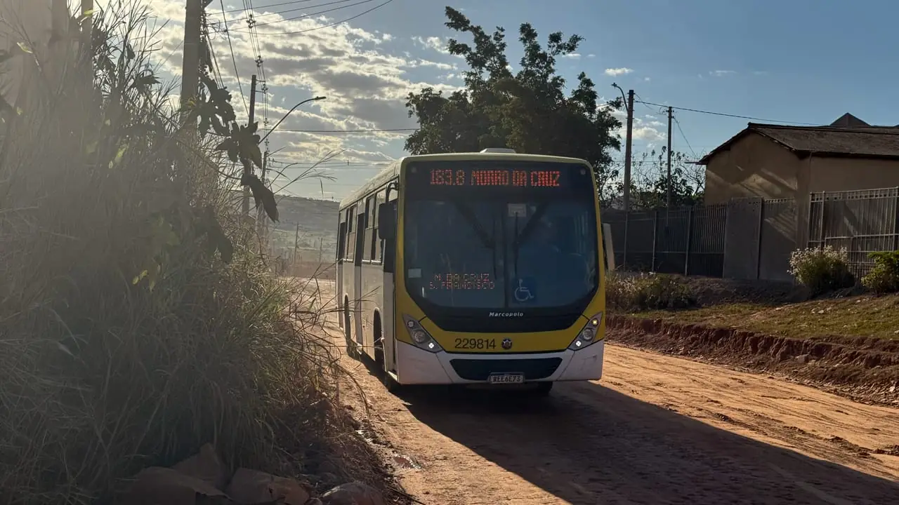 Ônibus da linha Morro da Cruz em circulação