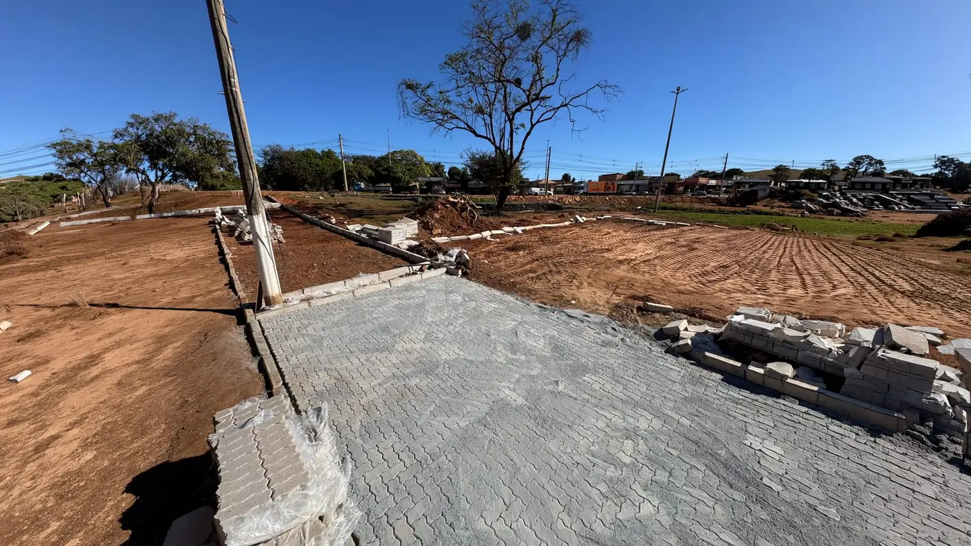 Obra de urbanização de praça na cidade
