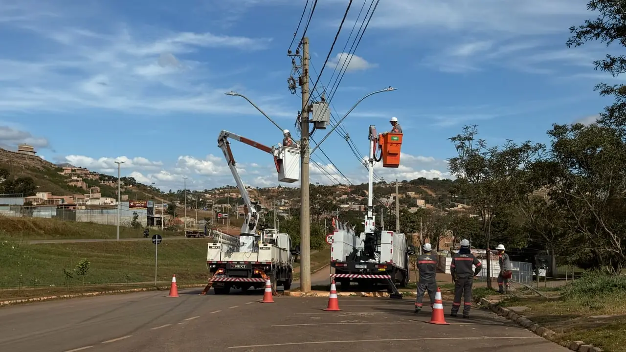 Caminhões com cesta trocando a iluminação das ruas