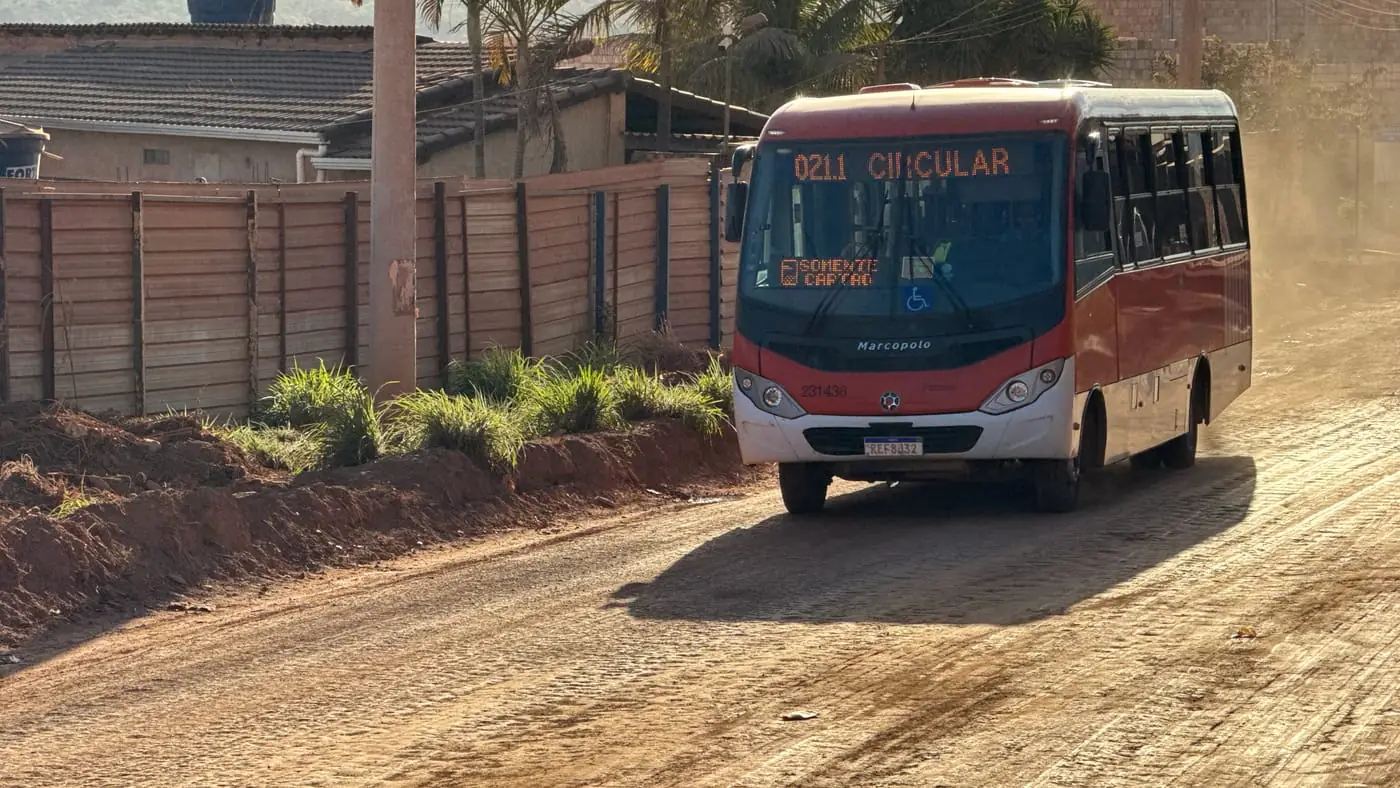 Ônibus circular em bairro de São Sebastião