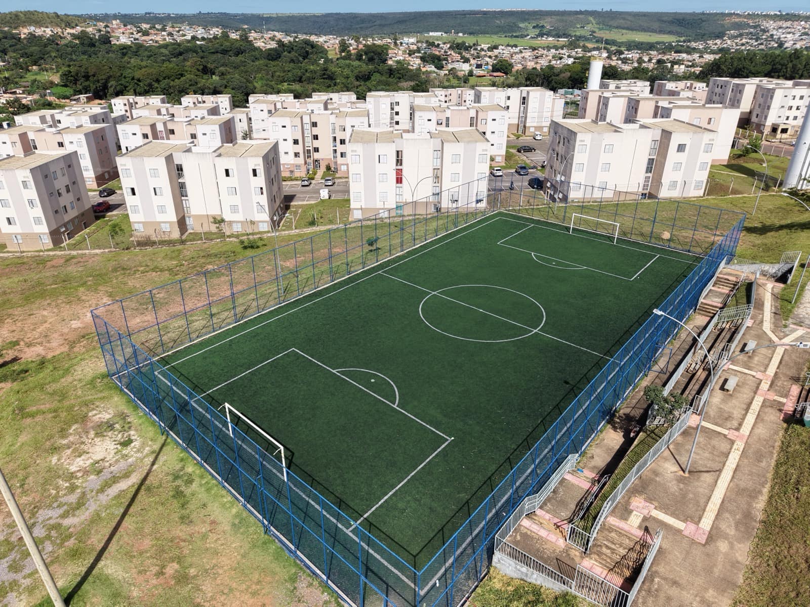 Campo de futebol reformado em residencial