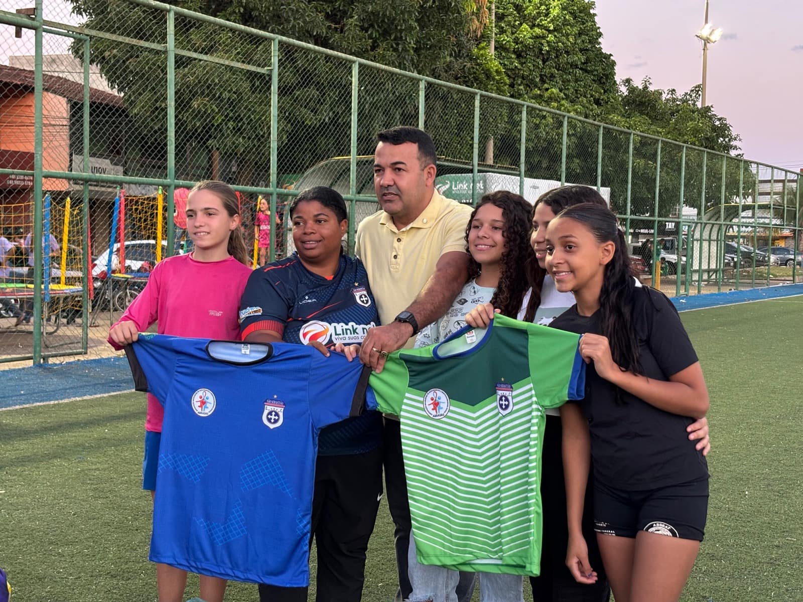 Rogério Morro da Cruz com atletas em entrega de uniformes