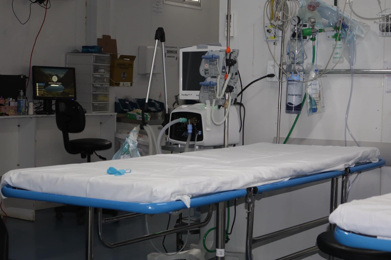 Sala de procedimentos com equipamentos de respiração